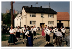 Auftritt Maibaum Aufstellen